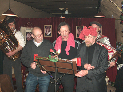 878156 Afbeelding van een zangwedstrijd gehouden tijdens het kerstdiner voor de medewerkers van het Volksbuurtmuseum ...